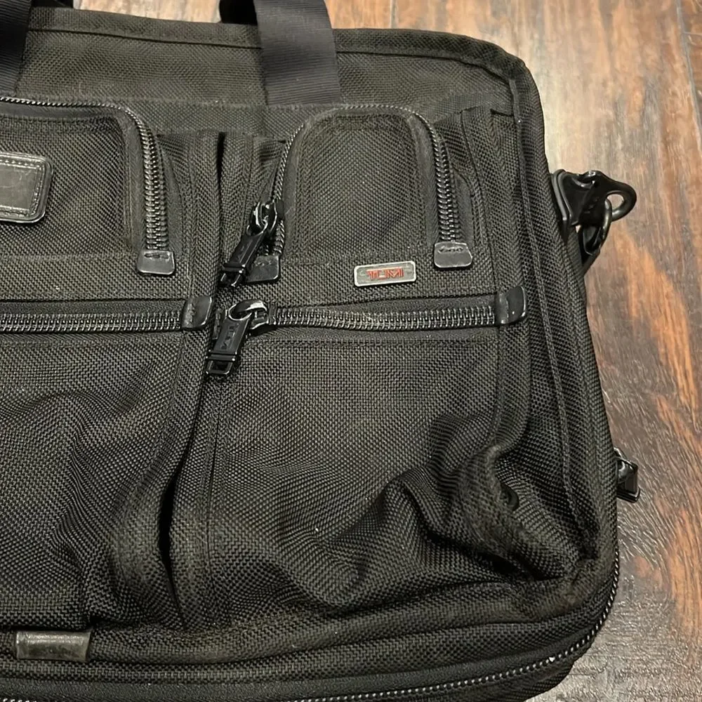 Tumi alpha 2 t-pass briefcase laptop bag black 26514dh in GUC black